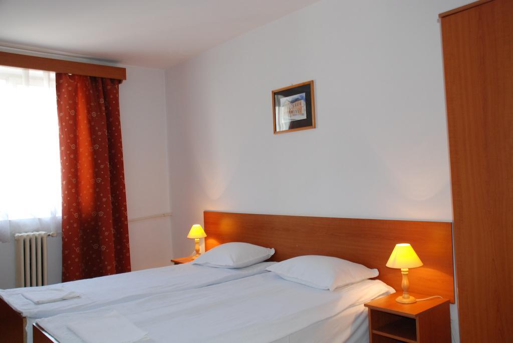 Hotel Merkur ミエルクレア＝チュク エクステリア 写真