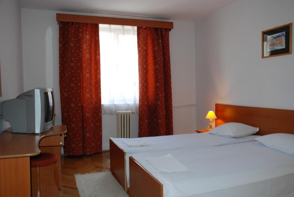 Hotel Merkur ミエルクレア＝チュク エクステリア 写真