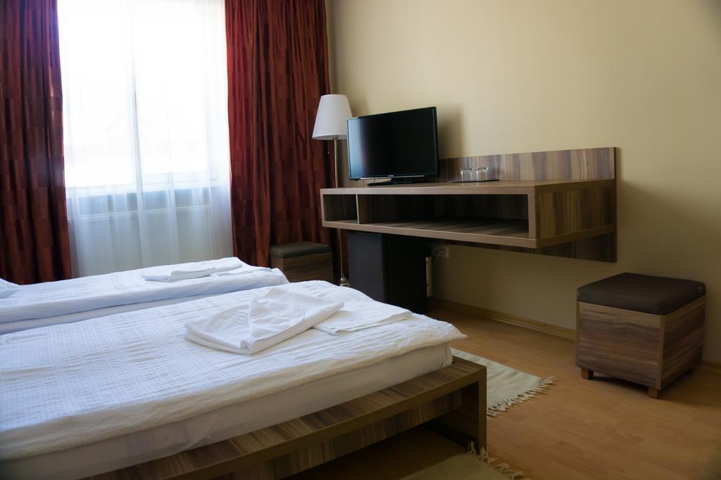 Hotel Merkur ミエルクレア＝チュク エクステリア 写真