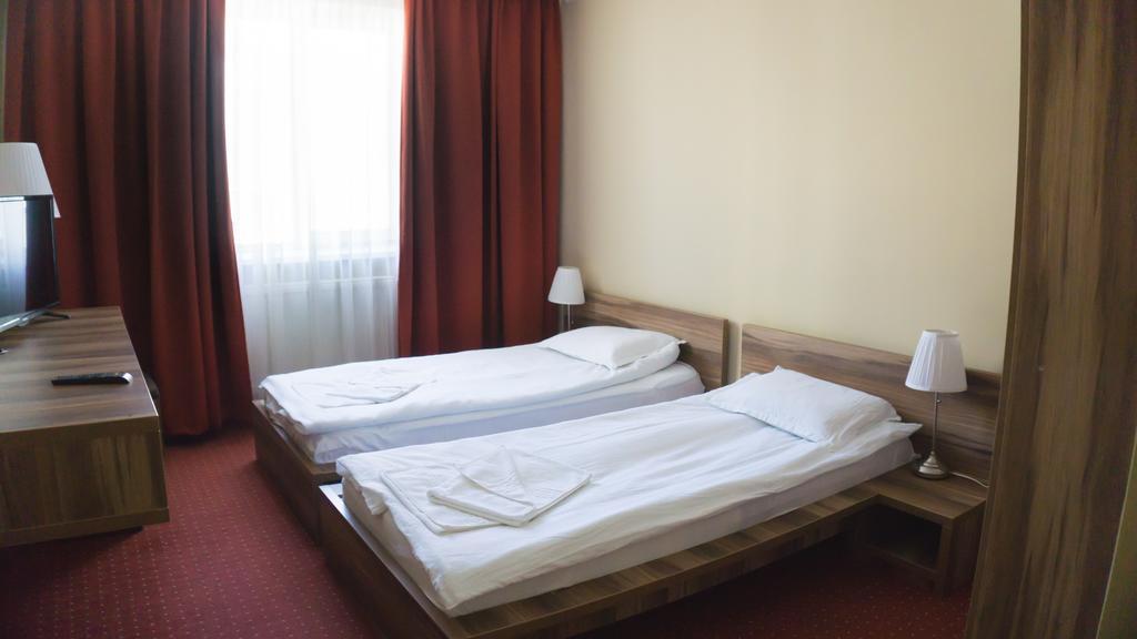 Hotel Merkur ミエルクレア＝チュク エクステリア 写真