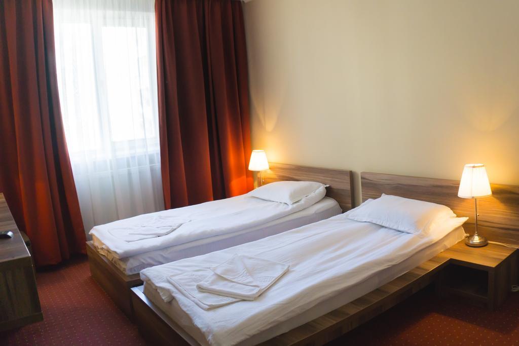 Hotel Merkur ミエルクレア＝チュク エクステリア 写真