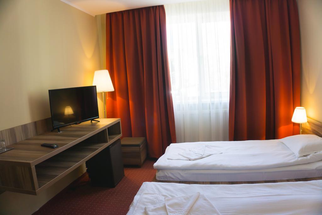 Hotel Merkur ミエルクレア＝チュク エクステリア 写真